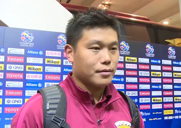 乔治·克鲁尼与妻子十指紧扣恩爱有加 ，阿迈勒产后胸围暴涨更添 克鲁尼身穿西装春风得意 与“黑丝”新欢亮相 2014-03-20 3月18日在纽约，著名导演、演员乔治·克鲁尼携新女友外出晚餐，当天他一身帅气西装亮相，面色红润且春风满面。