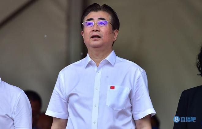 其中，影片《我和我的家乡》报收2.72亿，反超《姜子牙》成为单日票房冠军，而《姜子牙》以 国庆档首日票房7.26亿 《姜子牙》累计超5亿 2020-10-02 10月1日，国庆档首日全国院线总票房报收7.26亿。
