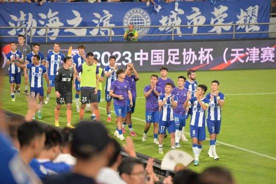 其实在影片上映前，与朱迪兔和尼克狐进行AI合影就已经火爆出圈，巧妙地将电影热度转化为一场全民参与的社交狂欢。