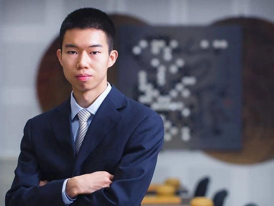 与主持人交谈中遇到好笑的事情，这位女神也不敢太放肆，频频捂嘴抿笑。