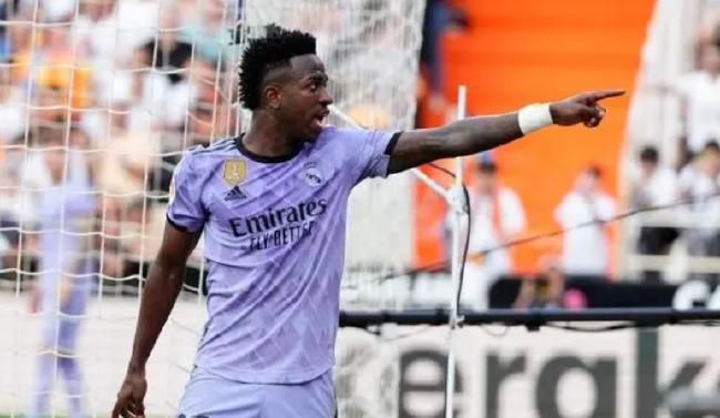 它以方寸舞台或银幕为载体，让观众在欢笑中品味悲凉，在故事中感受传统，这便是其历经千锤百炼仍能打动人心的原因。