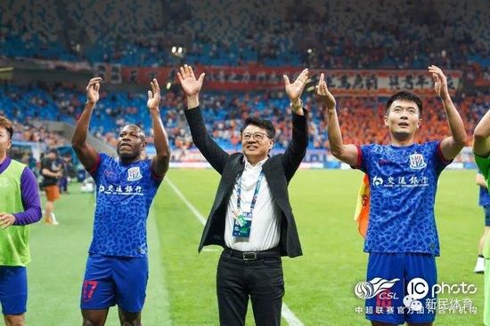 一袭黑衣的肖战眼神邪魅上演黑化侧颜杀，颇有“魏无羡”的既视感。