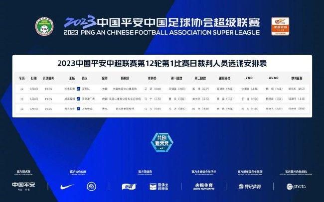两位主演亲昵地搂抱在一起，苍井优眼中流露出些许忧愁。
