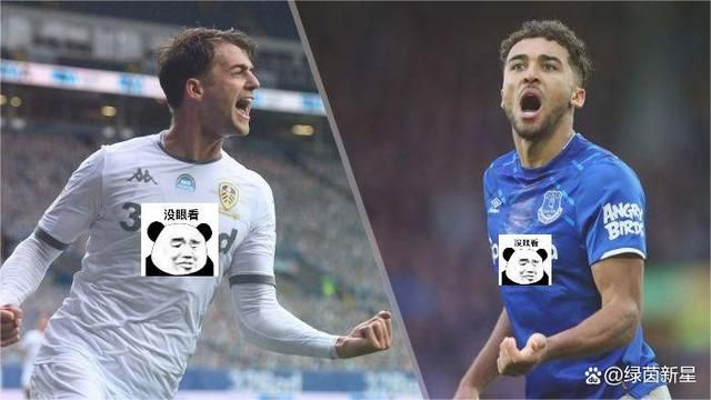 一身学院风格的她干练清纯，白皙长腿展露无疑，贴身保安也紧随身边密切保护。