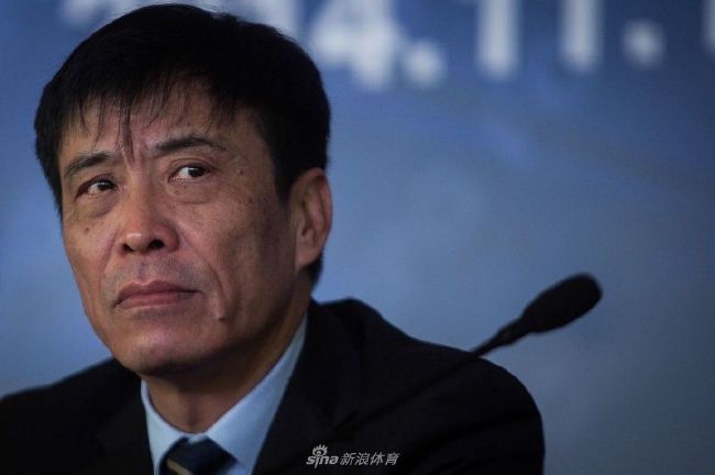 ”本剧以“临时结婚”服务为素材，从湖边浮起来的后备箱为起点，由此揭开这项服务背后的故事。