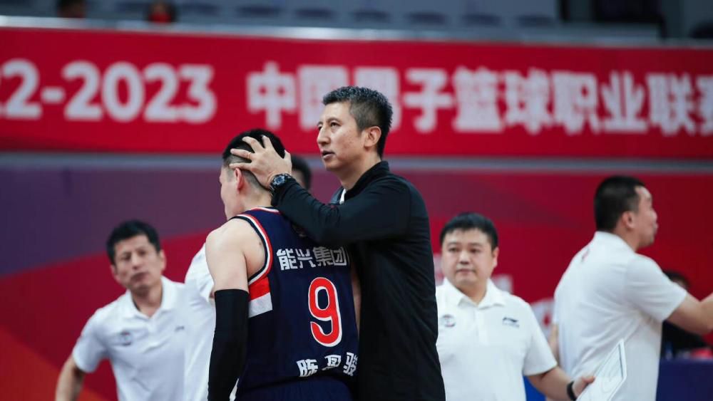 柳岩为张亮庆生曝合影 黑纱裙透视美腿若隐若现 2015-03-26 2015年03月26日凌晨时分，韩国首尔SBS电视台，柳岩、张亮、吴克群、金钟国、周觅等艺人齐聚录制某时尚节目，柳岩换上一袭黑底上衣搭配黑色透视纱裙，踩着大红色高跟鞋，性感美腿若隐若现，十分吸睛。