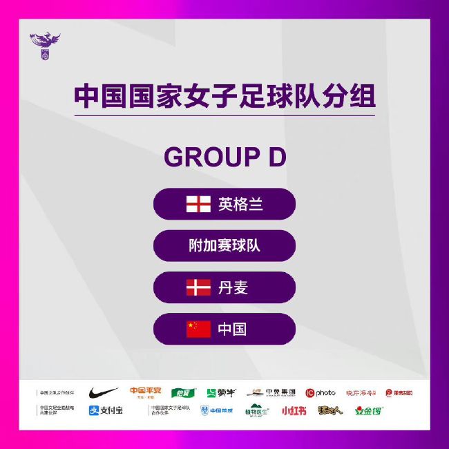 另外一身红色西服套装格外亮眼。