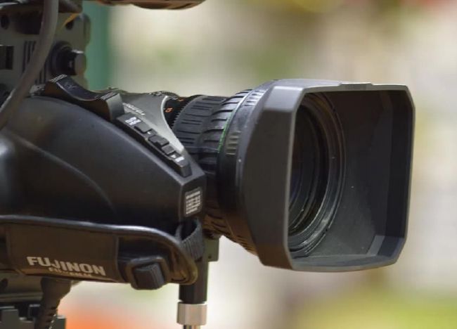 D、4K、120帧“的高技术规格（《比利·林恩的中场战事》《双子杀手》），将技术服务于叙事，推动电影工业发展。