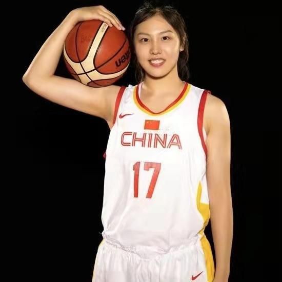 《王牌》谜云密布 邬君梅三重身份李铭顺变坏 2014-12-26 由林志玲、梁家辉、钟欣潼、邬君梅、李铭顺领衔主演的悬疑谍战巨制《王牌》将于12月31日登陆全国院线，日前影片在京举办了首映发布会。