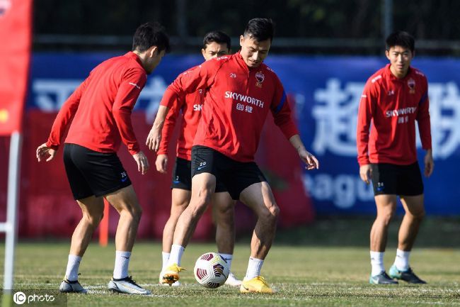 成香港首部票房破亿华语片 2023-02-22 日前，电影《毒舌律师》中国香港地区票房破亿，这是百年香港影史上，第一部票房过亿的华语电影，该片由江志强监制，吴炜伦执导，黄子华、谢君豪、王丹妮、廖子妤、王敏德等主演。