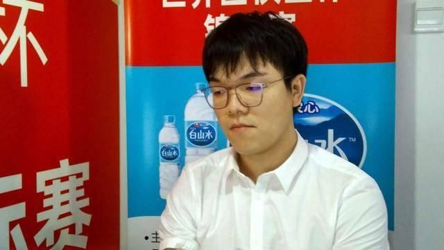 克里斯汀·斯图尔特胸部半敞若隐若现。