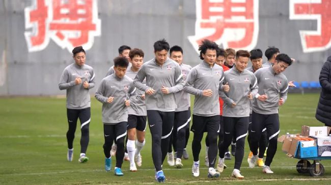 影片凭借超 《九龙城寨之围城》曝预告 古天乐兄弟齐心护寨 2024-04-17 4月17日，由郑保瑞执导，古天乐、林峯、刘俊谦、伍允龙、胡子彤、张文杰领衔主演，任贤齐、黄德斌主演，洪金宝友情主演的动作犯罪电影《九龙城寨之围城》发布“城寨四少”版预告。