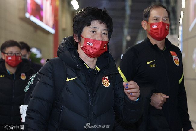 蓝羽：这里面还有很多粤语的谐音梗，比如“学富五car”、“赴汤蹈fire”，这些是你想到的吗？