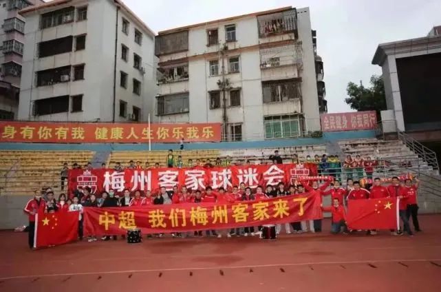 放映结束后，主角们“整容后”的造型引发了热议，许多观众认为圣斗士 《圣斗士》曝视觉海报 “青铜星矢”守护雅典娜 2013-12-15 备受期待的《圣斗士星矢》时隔10年推出的全新剧场版《圣斗士星矢：圣域传说》曝光全新视觉海报。
