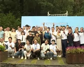 其中，主演罗家英继续延续无厘头搞笑风格，却从“罗嗦唐僧 《重庆美女》于娜变城市猎人 当街粗鲁扛袁成杰 2009-09-01 于娜当街粗鲁扛袁成杰《重庆美女》主演于娜化身城市猎人，剧中以利落短发造型示人，十足“野蛮女”，力大如牛，竟然背起袁成杰满街走，这一举动，令堂堂七尺男儿袁成杰羞愧得大喊“我要投河，去自尽，我忍受不了这 评论：《日照重庆》中的范冰冰“纠结而深刻” 2010-05-14 看过了《日照重庆》在戛纳的首映，感觉故事很流畅，对于城市元素的描写很深刻，有一种独特的感觉。
