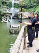 她身穿菱格刺绣短裙，脚踩裸色尖头鞋。