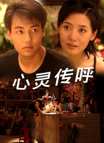 何洁挺孕肚坐轮椅晒照 自曝因二胎胎盘位置低 2015-08-24 8月24日下午，何洁晒出自己怀二胎后坐轮椅出门的照片，并表示怀孕后因为胎盘低，医生建议她少走路，自嘲现在是“自由飞翔”。
