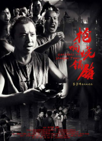 该组写真清新自然，绿色健康，虽有正面半身全裸的照片，但这位“椰子女孩”却演绎的十分阳光健康。
