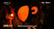 白色的衬衫和西装清新优雅，大秀美腿的同时，也不乏一丝干练和帅气。