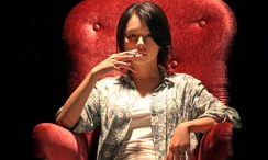 ”11月24日下午，新版《电影之歌》首演的彩排现 中国之夜节目精彩纷呈 《千手观音》震撼全场 2013-05-22 法国时间5月21日晚，电影频道节目中心主办的中国电影之夜活动，在法国小镇戛纳Majestic酒店的海滩上举办。