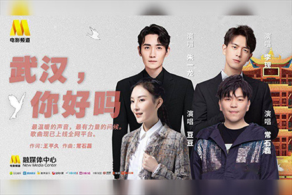 Angelababy身穿白色连衣裙配黑色大衣，在现场与“教授”金秀贤亲密合影，两人聊到开心时还相视而笑，完全不惧同在 金秀贤学习说“侬好” 谈吻戏超害羞现场卖萌 2014-03-24 23日，韩星金秀贤在重盼下终于来到了上海，当晚在上海大舞台举办粉丝见面会活动，内场前区门票一度被炒到2万元，足以看出粉丝们的疯狂和热情。